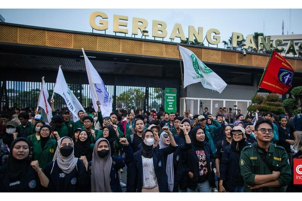 Aksi Mahasiswa di Belakang Gedung DPR Usai Sidang Paripurna